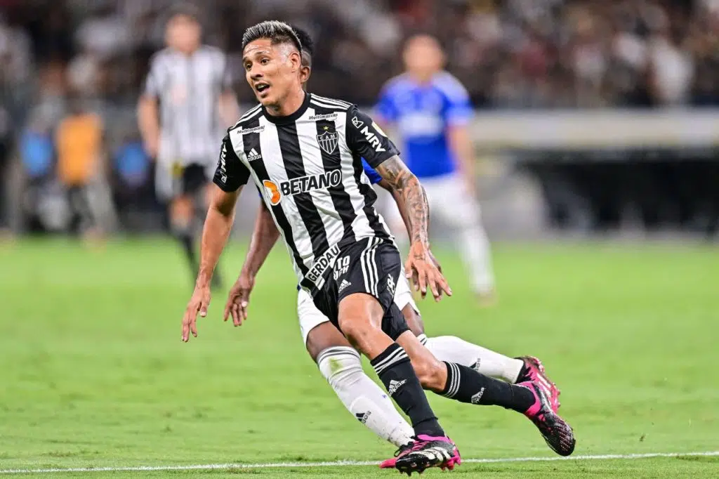 Meia Zaracho em jogo do Atlético Mineiro