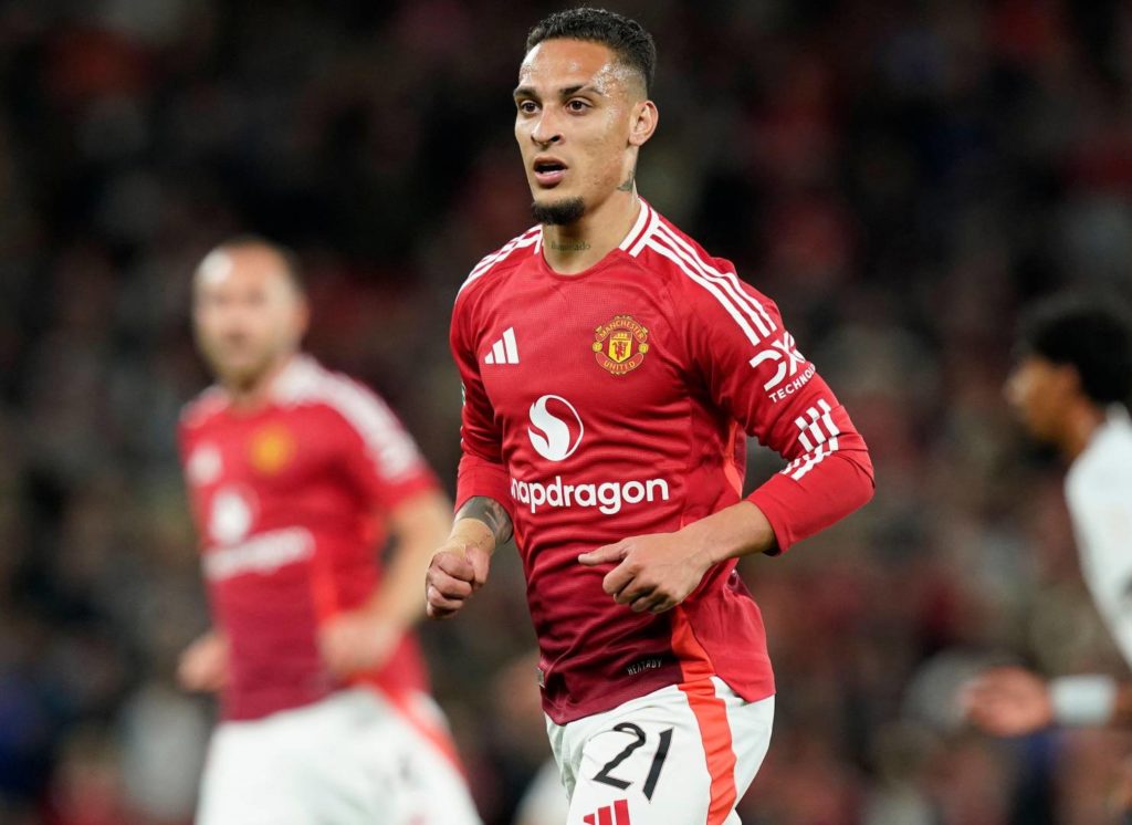 Antony em campo com a camisa do Mancherster United duante a Copa da Liga em Old Trafford.